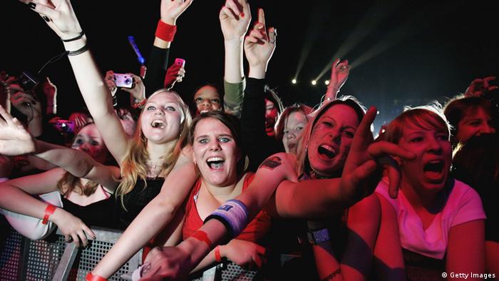 Kreischende Teenager beim Konzert (Photo by Ralph Orlowski/Getty Images)