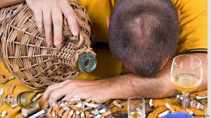 Dronken man slaapt op de tafel. (Milkovasa / Fotolia)