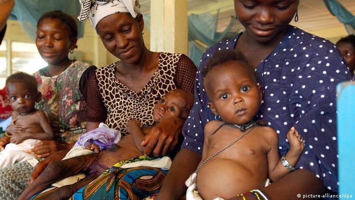 An Malaria erkrankte Kinder in Sierra Leone