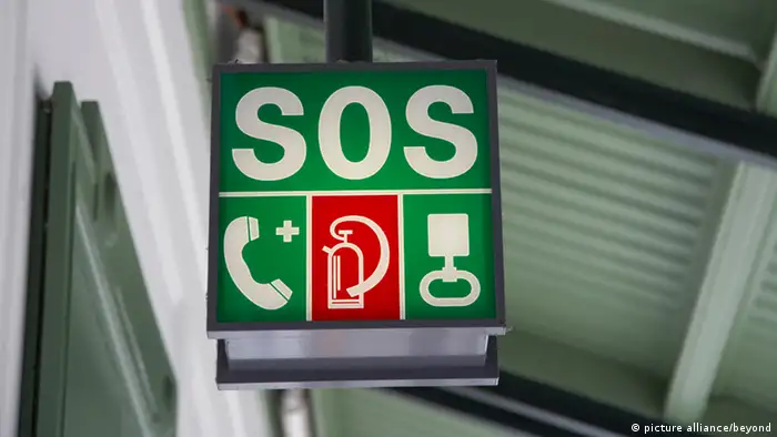 sos sign at train station Keine Weitergabe an Drittverwerter., Royalty free: Bei werblicher Verwendung Preis auf Anfrage