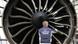 Авиатехник Lufthansa у двигателя Boeing 747-8 Авиатехник Lufthansa у двигателя Boeing 747-8