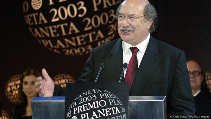 BARCELONA, SPAIN: Chilean writer Antonio Skarmeta, speaks in Barcelona after winning Spain's Literatura Planeta Award with his book 'El baile de la victoria' (dance of victory) 15 October 2003. The award is 601.000 euros for the winner, the most valuable prize for literature in Spain. (Photo credit should read LLUIS GENE/AFP/Getty Images)