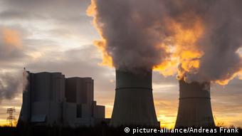 Die Sonne geht hinter dem Braunkohlekraftwerk Schwarze Pumpe unter. 34 Mrd. Tonnen CO2 gelangten 2011 in die Atmosphäre (Foto: A. Franke)