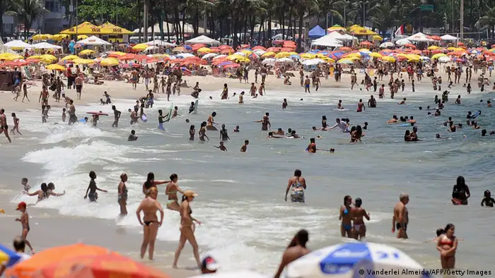 Badegäste an der Copacabana (Foto: VANDERLEI ALMEIDA/AFP/Getty Images) 
