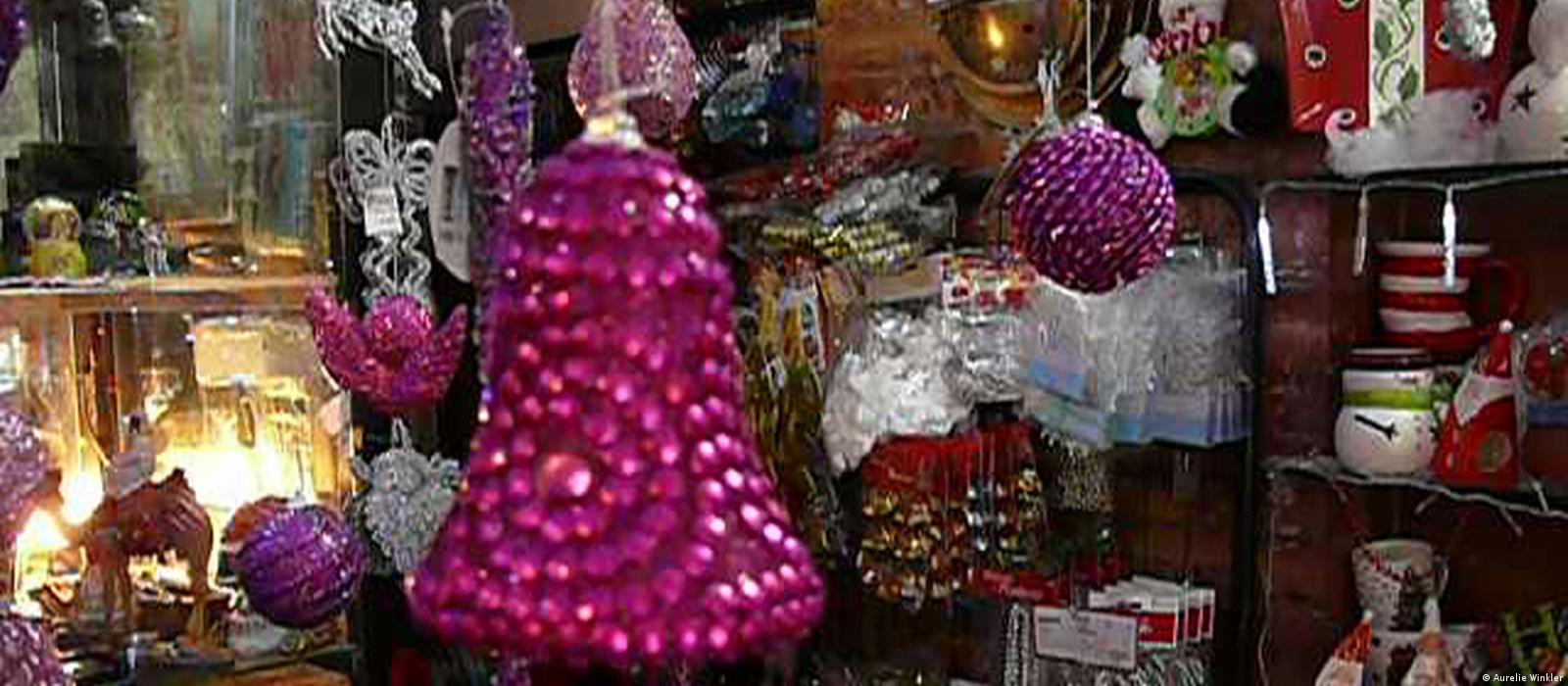 People shop for Christmas decorations in Cairo - Xinhua