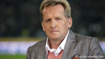 Bernd Schuster arbeitet am 04.10.2012 beim Europa League Spiel zwischen Borussia Mönchengladbach und Fenerbahce Istanbul im Borussia-Park Stadion in Mönchengladbach als Kommentator. (Foto: dpa)