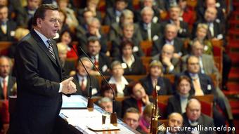 Bundeskanzler Gerhard Schröder (l) wendet sich am 22.1.2003 im Schloß von Versailles an die ungefährt 900 Mitglieder der französischen Nationalversammlung und des deutschen Bundestages, die zum ersten Mal zu einer gemeinsamen Sitzung zusammen gekommen sind. Der Festakt ist der Höhepunkt der Feiern zum 40. Jahrestag des deutsch-französischen Freundschaftsvertrages.