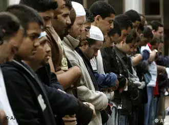 伦敦清真寺中做礼拜的穆斯林