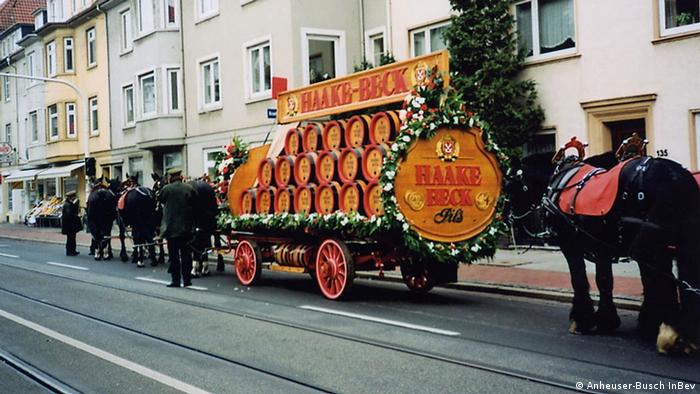 Beschreibung: Altes Pferdefuhrwerk transportiert Bierfässer der Firma Haake Beck. Rechte: Anheuser-Busch InBev