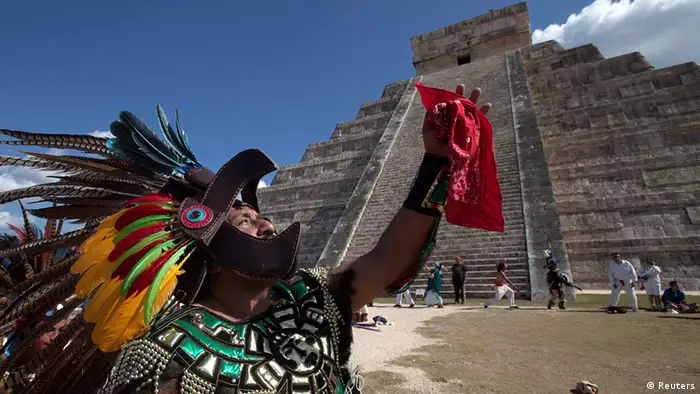 Mexiko Azteken Krieger vor Pyramide von Kukulkan