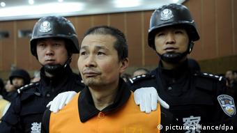Jiang Jiatin (C), one of the accused of organizing a 41-member criminal gang in China's Yunnan province, listens as the court hands down death sentences against him as the gang's leader, his mistress Yang Jufen, her father Yang Guoying and Xie Mingxiang in Kunming, Yunnan, China on 07 December 2009. Li Wencai, another gang member who played a crucial role in the drug trafficking, was sentenced to death with a two-year reprieve. The accused were sentenced to death after they were convicted of drug trafficking, racketeering, fraud and selling counterfeit currence in southwest China, media reported. EPA/XUE LUO +++(c) dpa - Bildfunk+++