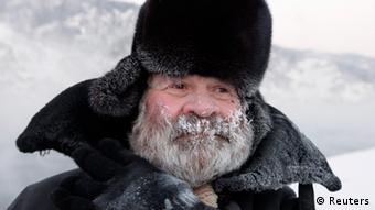 Älterer Mann mit Pelzmütze und Eiskristallen im Bart (Foto: Reuters)