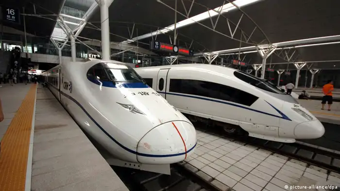View of a CRH (China Railway High-speed) train and a CRH3 train leaving for Tianjin during a test run at the Beijing South Railway Station in Beijing, 31 July 2008. The Beijing-Tianjin high-speed railway will officially open on Friday (August 1). The line would be the first high-speed intercity rail line in China, at 350 km per hour. The journey time between the two cities will be reduced to 30 minutes. The railway, on which construction started in July 2005, was built at a total cost of 21.5 billion yuan (US$3.1 billion). Foto: jingbao/Imaginechina +++(c) dpa - Report+++