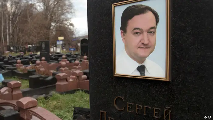 bekannte Schreibweisen: Sergej Magnizki / Sergei Magnizki / Sergei Magnitsky / Sergej Magnitskij A tombstone on the grave of lawyer Sergei Magnitsky who died in jail, at a cemetery in Moscow, Friday, Nov. 16, 2012. U.S. lawmakers are expected to vote in a human rights legislation named after Magnitsky that would impose sanctions on Russian officials involved in human rights violations. (Foto:Misha Japaridze/AP/dapd)