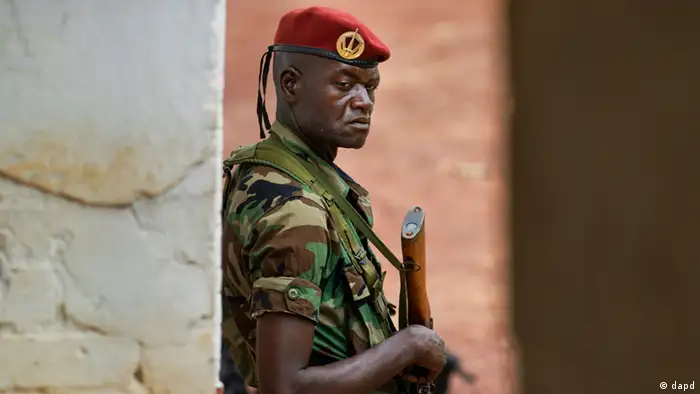A soldier from the Central African Republic stands guard at a building used for joint meetings between them and U.S. Army special forces, in Obo, Central African Republic, Sunday, April 29, 2012. Obo was the first place in the Central African Republic that Joseph Kony's Lord's Resistance Army (LRA) attacked in 2008 and today it's one of four forward operating locations where U.S. special forces have paired up with local troops and Ugandan soldiers to seek out Kony. (Foto:Ben Curtis/AP/dapd)