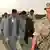 Кабул: военнослужащий бундесвера ведет группу афганцев на работу