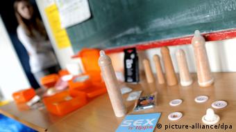 در مدارس آلمان معلمان بیولوژی با نشان دادن مدل‌های پلاستیکی یا چوبی به شکل آلت تناسلی مرد و زن به دانش‌آموزان نحوه استفاده از وسایل بهداشتی و پیش‌گیرنده را آموزش می‌دهند