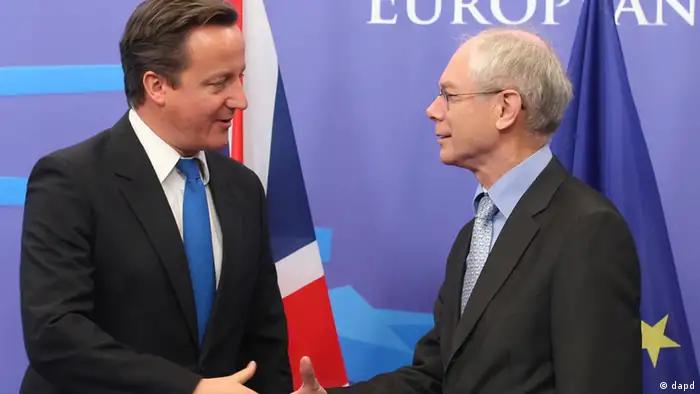 European Council President Herman Van Rompuy, right, welcomes British Prime Minister David Cameron at the European Council building in Brussels, Friday, Nov. 18, 2011. (Foto:Yves Logghe/AP/dapd)