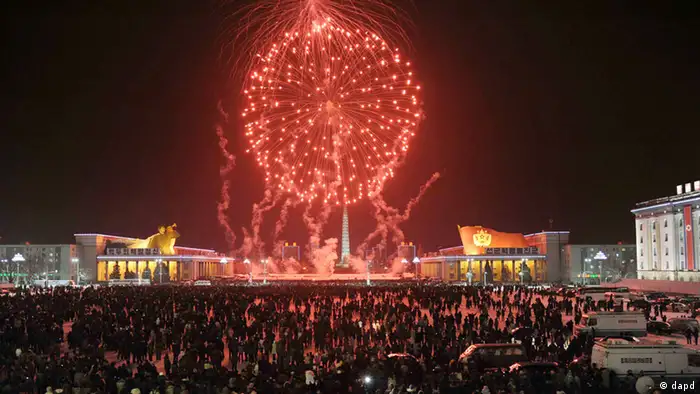 Fireworks explode over Kim Il Sung Square in celebration of the New Year in Pyongyang, North Korea, Tuesday, Jan. 1, 2013. North Korean leader Kim Jong Un on Tuesday called for improving the economy and living standards of his impoverished nation with the same urgency that scientists showed in successfully testing a long-range rocket recently. (Foto:Kyodo News/AP/dapd) JAPAN OUT, MANDATORY CREDIT, NO LICENSING IN CHINA, HONG KONG, JAPAN, SOUTH KOREA AND FRANCE