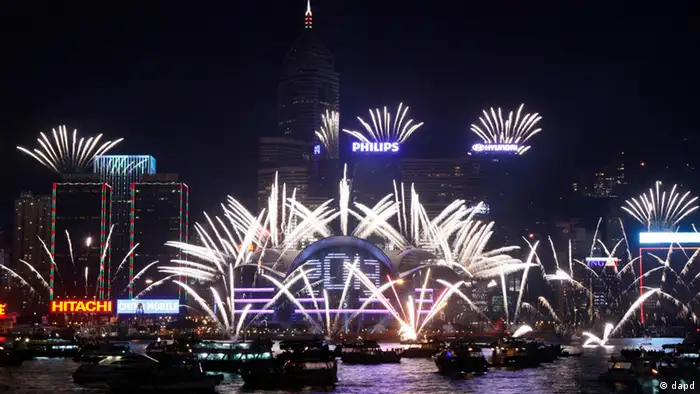 Fireworks explode at the Hong Kong Convention and Exhibition Centre over the Victoria Harbor to celebrate the 2013 New Year in Hong Kong Tuesday, Jan. 1, 2013 (Foto:Kin Cheung/AP/dapd)
