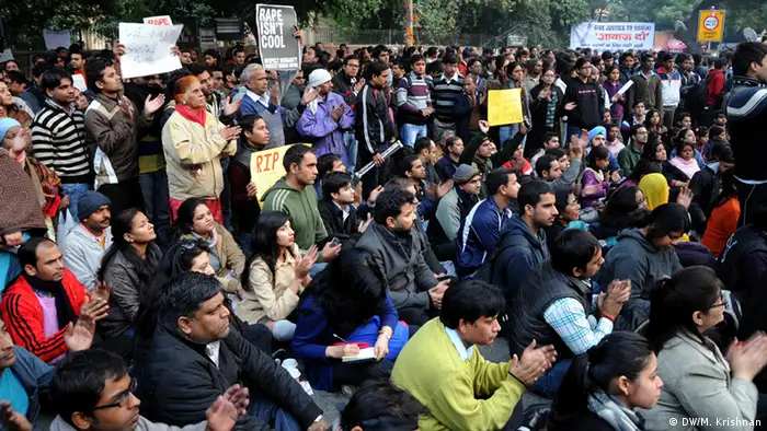 Thousands gather at Jantar Mantar, the capital's rallying point to express solidarity and protest police inaction. Aufgenommen von DW-Korrespondent Murali Krishnan in Neu Delhi, Indien, Ende Dezember.