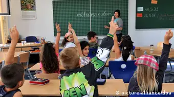 Schule melden Finger Schüler Unterricht Mädchen Lehrer Tafel