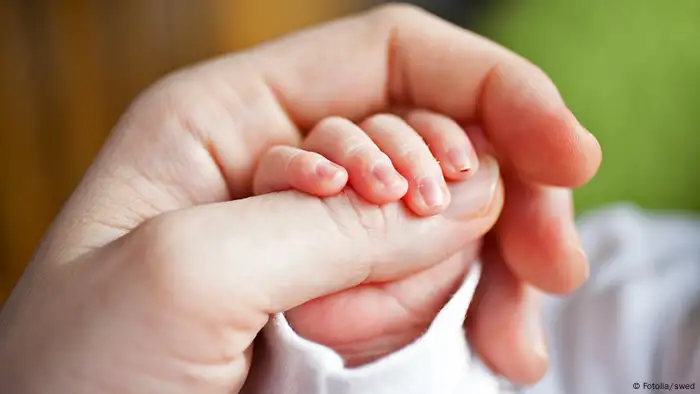 Babys Hand in Mamas Hand - swed - Fotolia
