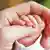 Babys Hand in Mamas Hand - swed - Fotolia