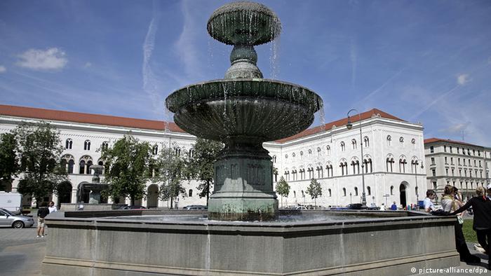 Brunnen vor dem Hauptgebäude der Ludwig-Maximilians-Universität in München (Oberbayern), Foto: Andreas Gebert dpa/lby c) dpa - Report