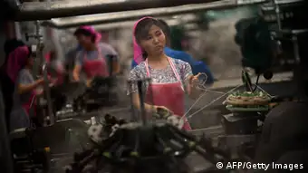 Nordkorea Pjöngjang Fabrik Textil Arbeiterin
