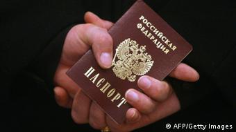 Russischer Pass (Foto: SERGEI SUPINSKY/AFP/Getty Images)