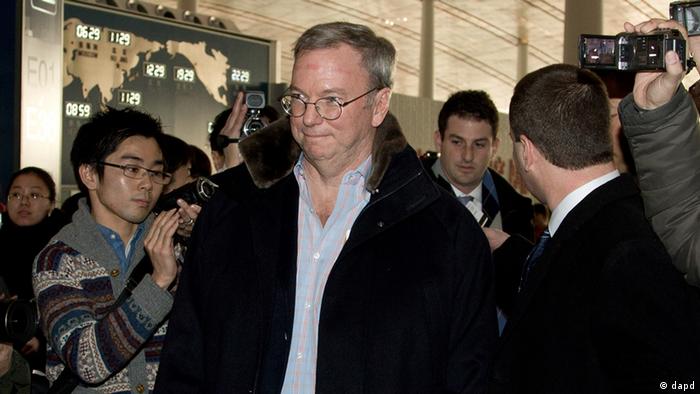 Google's executive chairman Eric Schmidt, center, is chased by journalists as he prepares to check in at the Beijing Capital International Airport in Beijing Monday, Jan. 7, 2013. Schmidt is scheduled to leave Monday on a commercial flight bound for North Korea, a country considered to have the world’s most restrictive Internet policies. (Foto:Andy Wong/AP/dapd)