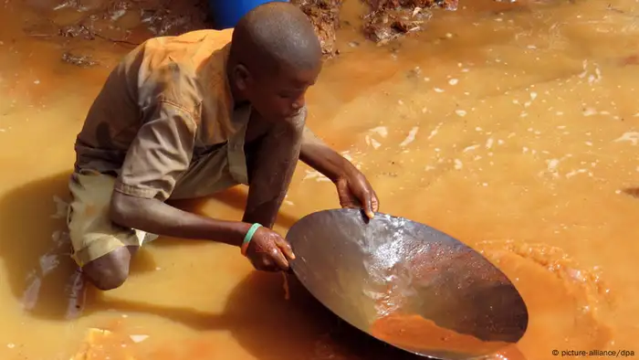 Un garçonnet à la recherche d'or à Madagascar
