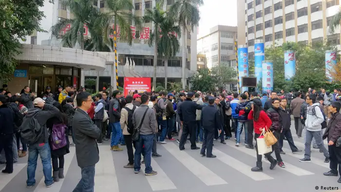 Demonstrators gather outside the headquarters of Southern Weekly newspaper in Guangzhou, Guangdong province, January 7, 2013. Scores of supporters of one of China's most liberal newspapers demonstrated outside its headquarters on Monday in a rare protest against censorship, calling for the resignation of the provincial propaganda chief. REUTERS/James Pomfret (CHINA - Tags: POLITICS CIVIL UNREST MEDIA)