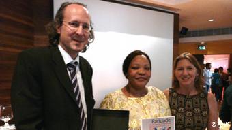 Johannes Beck, DW-Chefredakteur Portugiesisch für Afrika, mit Kollegen aus dem Swahili-Newsroom 