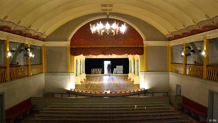 Das Bild zeigt das historische Goethe Theater in Bad Lauchstädt von innen. Der prunklose Bau hat Richard Wagner begeistert und später beim Bau des Bayreuther Festspiuelhauses inspiriert. So findet sich auch dort eine Zeltleinwanddecke. Foto: Silke Bartlick, November 2012