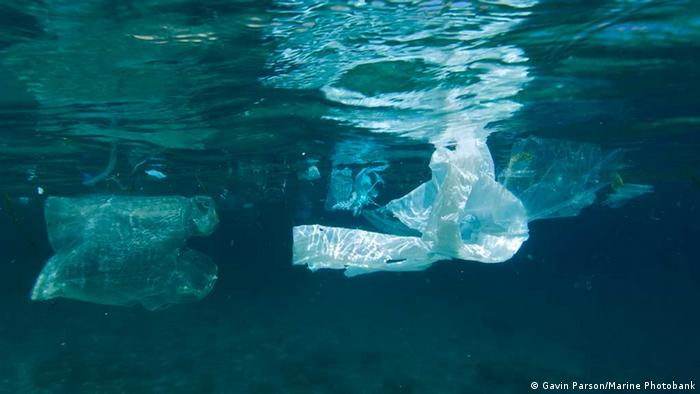 Unterwasseraufnahme: Plastikmüll treibt im Meer.