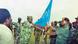 Übergabe der Flagge zwischen Präsident Museveni und dem Rebellenführer Ali Bamuze 2002, als der Friedenvertrag in Yumbe geschlossen wurde. (Foto: Isabella Bauer) Übergabe der Flagge zwischen Präsident Museveni und dem Rebellenführer Ali Bamuze 2002, als der Friedenvertrag in Yumbe geschlossen wurde. (Foto: Isabella Bauer)