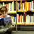 Ein Mädchen liest ein Buch in der Kinderbibliothek Frankfurt/Oder (Foto: picture-alliance/ZB)