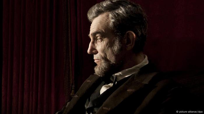 Filmszene aus Lincoln zeigt den Schauspieler Daniel Day-Lewis als Präident Abraham Lincoln im Profil