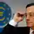 Марио Драги на фоне эмблемы евро