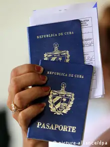 ARCHIV - View of Cuban passports at a regional office of the Direction of Immigration and Nationality, in Havana, Cuba, 16 October 2012. Cuba will allow citizens to travel abroad without first obtaining exit permits, a key reform of President Raul Castro. Beginning January 14, Cubans will be able to leave the island with a valid passport and visa from the country of destination, the Foreign Ministry said 16 October. The migration reform has been long desired by many Cubans who have been unable to overcome bureaucratic obstacles for travel. EPA/ALEJANDRO ERNESTO (zu dpa-Korr Hoffen und Skepsis: Kuba 2013 vor der Reisefreiheit? vom 31.12.2012) +++(c) dpa - Bildfunk+++