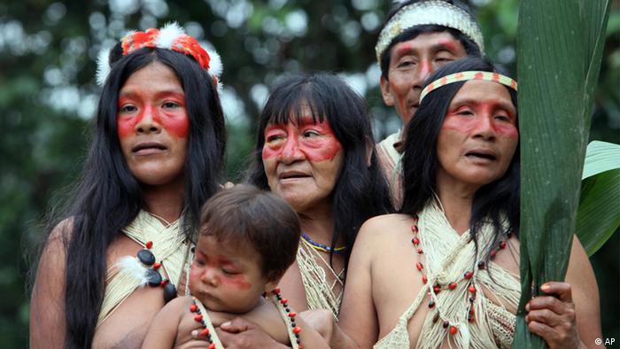 Personas del pueblo waorani, en el Parque Nacional Yasuní, Ecuador.