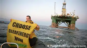 DIESES BILD DARF NUR IM ZUSAMMANHANG MIT DEM ARTIKEL VON Rene Quaile ZUM THEMA Öl in der Arktis VERWENDET WERDEN!!! THE USE OF THIS PICTURE IS ALLOWED ONLY FOR THE ARTICLE OF Rene Quaile ABOUT oil in the arctic!!! Action on the Leiv Eiriksson Oil Rig Greenpeace activists take direct action to protect the pristine Arctic environment from oil exploration by stopping the drilling rig Leiv Eiriksson from departing Turkish waters for Baffin Bay, Greenland. The rig is due to begin deep water oil exploration for wildcat oil company Cairn Energy, which is leading the new Arctic oil rush. An activist display a banner from an inflatable reading Choose clean energy now. 04/21/2011 © Markel Redondo / Greenpeace