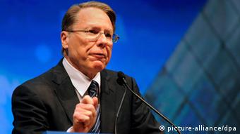 epa03181781 Wayne LaPierre, executive vice-president of the National Rifle Association, addresses those attending the NRA's Celebration of American Values Leadership Forum during the 2012 National Rifle Association Meetings and Exhibits in Saint Louis, Missouri USA 13 April 2012. Also speaking at the forum were Republican Presidential candidates Gov. Mitt Romney and Speaker Newt Gingrich as well as former Presidential candidate Sen. Rick Santorum. EPA/SID HASTINGS +++(c) dpa - Bildfunk+++