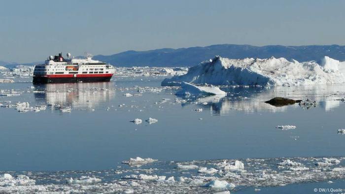 Schiff im Eis bei Ilulissat/Grönland (Foto: DW/I.Quaile)