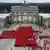 1800 Personen formen am 13.01.2013 auf dem Pariser Platz vor dem Brandenburger Tor in Berlin ein riesiges rotes Kreuz (Foto: pa/dpa)