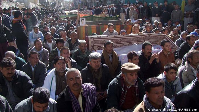 Pakistani Shiite Muslims mourn the bomb blast victims in Pakistan's southwestern city of Quetta on Jan. 13, 2013 (Xinhua/Stringer)