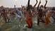 Hinduistische Geistliche und Gläubige beim Bad im Ganges zum Kumbbh Mela Fest am 14. Januar 2013 Hinduistische Geistliche und Gläubige beim Bad im Ganges zum Kumbbh Mela Fest am 14. Januar 2013