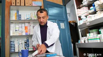 Michalis Charalampidis nimmt Medikamente aus Regalen heraus (Foto: DW/V.Kern)